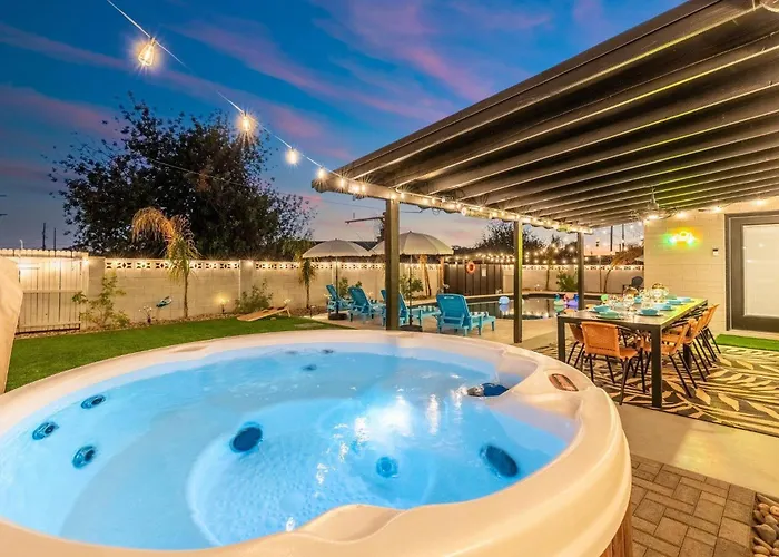 2 Bedroom House, Pool, Hot Tub, 15 Min Barrett Jackson! Holiday home Scottsdale
