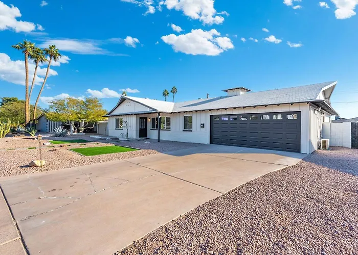 2 Bedroom House, Pool, Hot Tub, 15 Min Barrett Jackson! Holiday home *