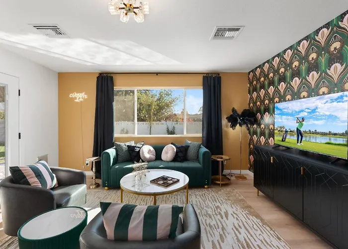 2 Bedroom House, Pool, Hot Tub, 15 Min Barrett Jackson!