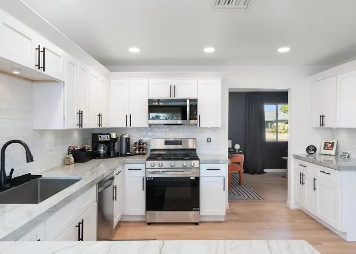 2 Bedroom House, Pool, Hot Tub, 15 Min Barrett Jackson! * Scottsdale