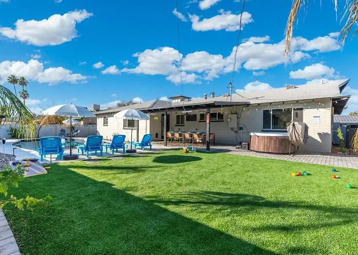 Holiday home 2 Bedroom House, Pool, Hot Tub, 15 Min Barrett Jackson!