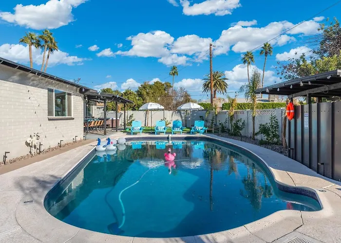 2 Bedroom House, Pool, Hot Tub, 15 Min Barrett Jackson! Holiday home