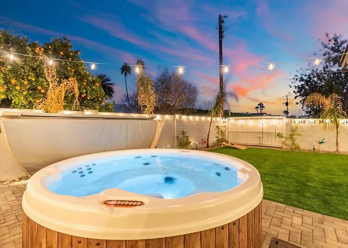 Holiday home 2 Bedroom House, Pool, Hot Tub, 15 Min Barrett Jackson! *