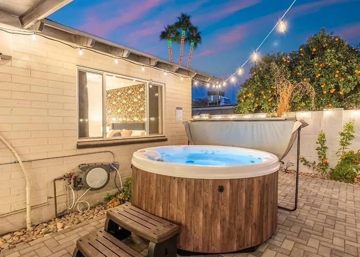 2 Bedroom House, Pool, Hot Tub, 15 Min Barrett Jackson! Holiday home *