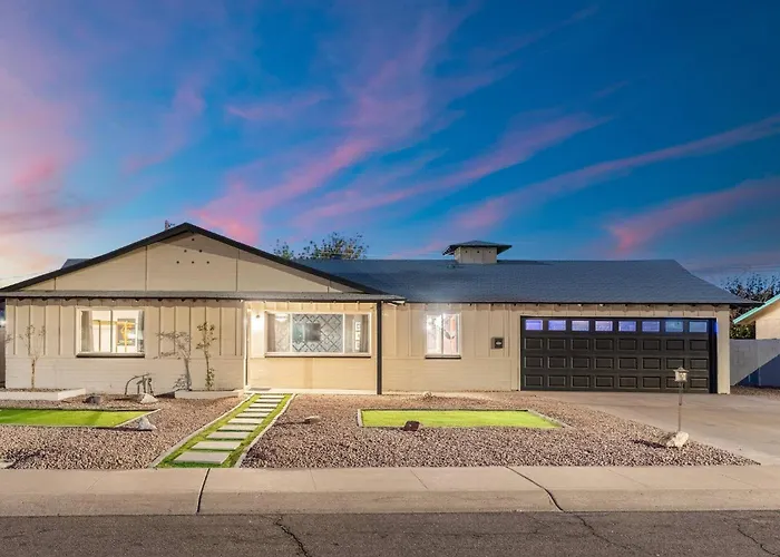 2 Bedroom House, Pool, Hot Tub, 15 Min Barrett Jackson! Holiday home *