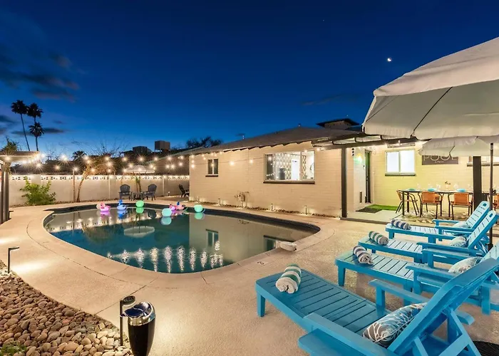 2 Bedroom House, Pool, Hot Tub, 15 Min Barrett Jackson! Holiday home *