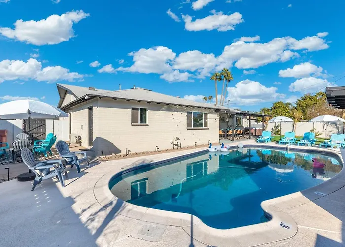 Holiday home 2 Bedroom House, Pool, Hot Tub, 15 Min Barrett Jackson! Scottsdale