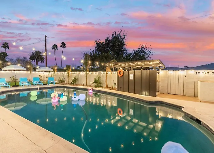 2 Bedroom House, Pool, Hot Tub, 15 Min Barrett Jackson! *