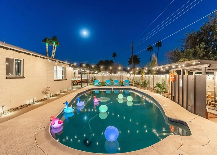 2 Bedroom House, Pool, Hot Tub, 15 Min Barrett Jackson! Holiday home